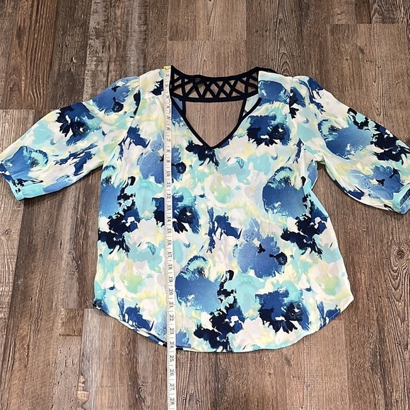 IZ Byer Peekaboo Back Lattice Blue Abstract V-neck Top Watercolor Sz S Office - Picture 5 of 9